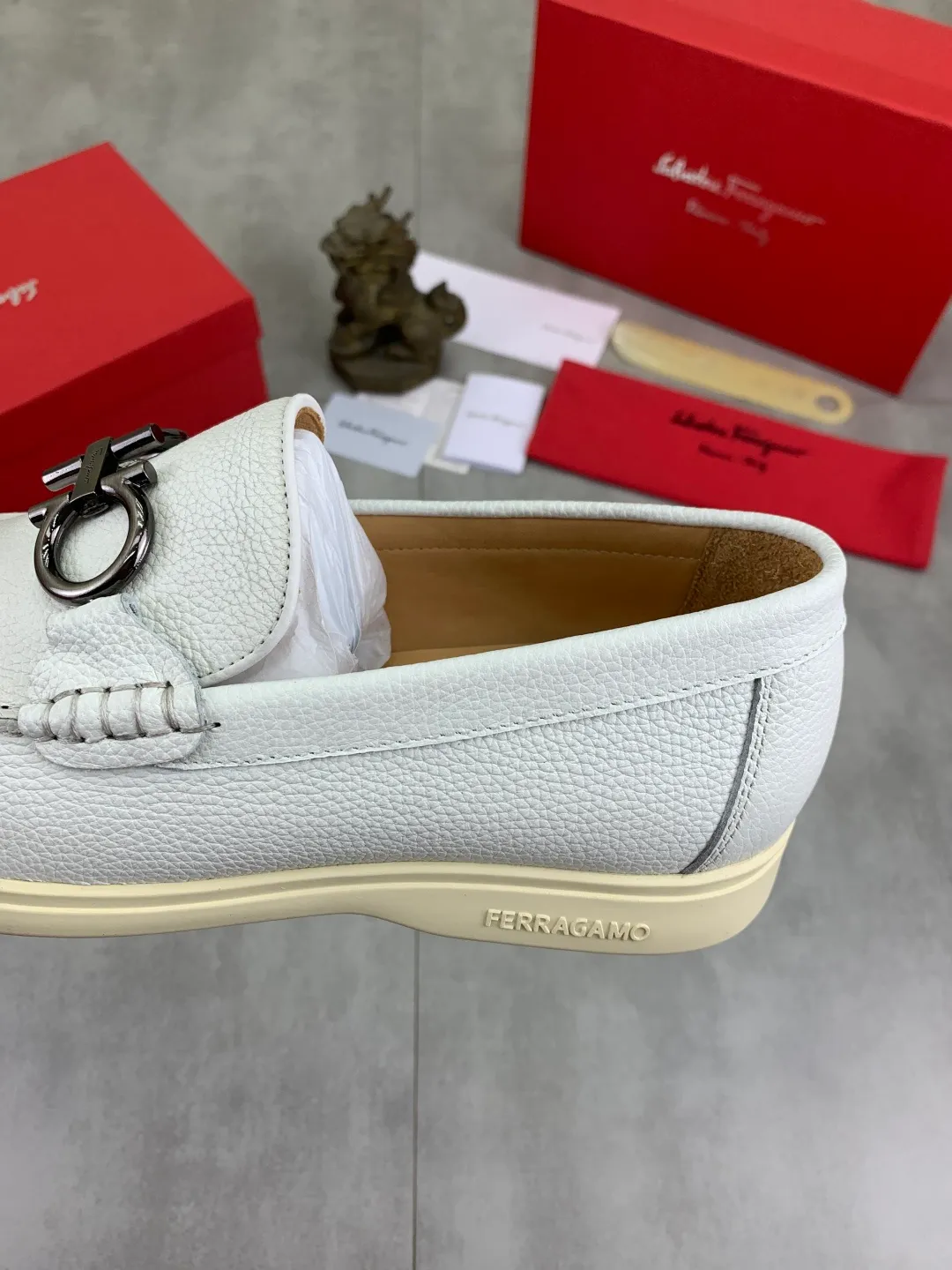 Men's Men's Shoes 💰P580 💰[New Style] Water-dyed Niuli 🆘[Salvatore Ferragamo] Ferragamo's latest casual business leather shoes for men! Listed simultaneously! The fabric is made of specially imported original pebbled calfskin, and the lining is made of imported water-dyed cowhide. It is absolutely luxurious and leads the fashion trend. Matching code: 38-44 (45 and 46 can be customized) Black, brown and burgundy colors available